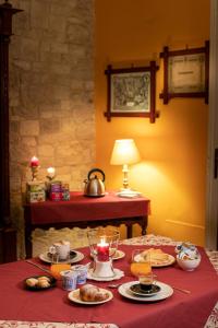 Palo del ColleにあるB&B Savariniのテーブル(食器、お茶用ポット付)