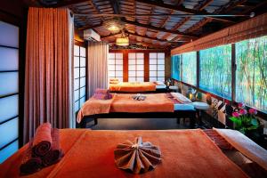 1 dormitorio con 2 camas con sábanas de color naranja en Silverland Sakyo Hotel, en Ho Chi Minh