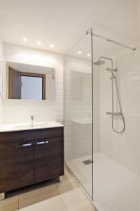 Ένα μπάνιο στο Apartment MB4 Loggia by Interhome