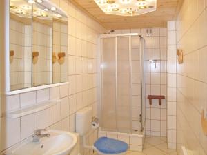 ミローにあるApartment Old Hüsung - MUZ324 by Interhomeのバスルーム(シャワー、洗面台、トイレ付)