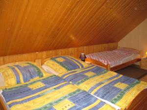 2 Betten in einem Zimmer mit Holzdecke in der Unterkunft Apartment Old Hüsung - MUZ327 by Interhome in Mirow