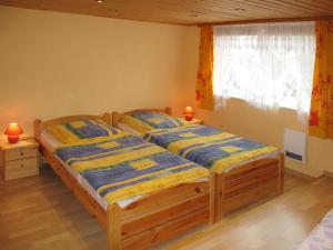 Giường trong phòng chung tại Apartment Old Hüsung - MUZ326 by Interhome