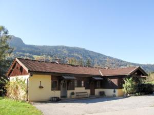 mały dom z górą w tle w obiekcie Apartment Kunzhof-2 by Interhome w mieście Winklern