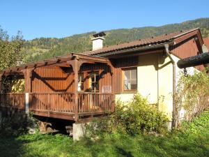 drewniany dom z tarasem na dziedzińcu w obiekcie Apartment Kunzhof-2 by Interhome w mieście Winklern