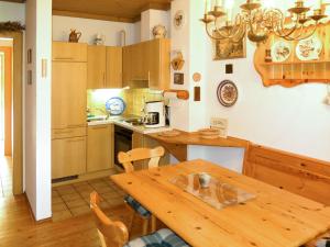kuchnia z drewnianym stołem i jadalnią w obiekcie Apartment Kunzhof-2 by Interhome w mieście Winklern