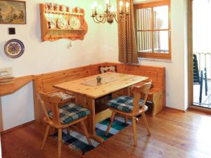 jadalnia z drewnianym stołem i krzesłami w obiekcie Apartment Kunzhof-2 by Interhome w mieście Winklern