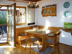 jadalnia z drewnianym stołem i krzesłami w obiekcie Apartment Kunzhof-2 by Interhome w mieście Winklern