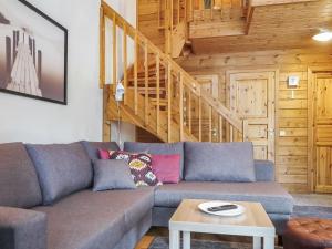 ein Wohnzimmer mit einer Couch und einer Treppe in der Unterkunft Holiday Home Artturi by Interhome in Levi