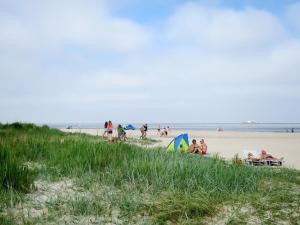 eine Gruppe von Menschen am Strand in der Unterkunft Apartment Hannemann-2 by Interhome in Schillig