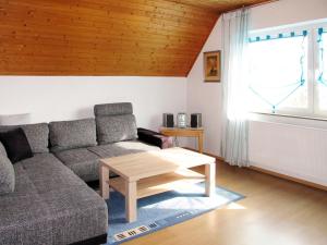 ein Wohnzimmer mit einer Couch und einem Couchtisch in der Unterkunft Apartment Hannemann-2 by Interhome in Schillig