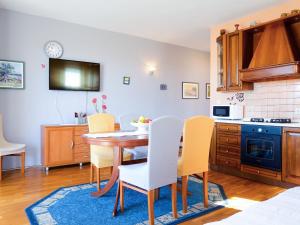 Kuchyň nebo kuchyňský kout v ubytování Apartment Hoba by Interhome