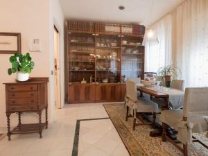 jadalnia ze stołem i drewnianą szafką w obiekcie Apartment Lungomare by Interhome w Viareggio