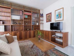 salon z kanapą, stołem i telewizorem w obiekcie Apartment Lungomare by Interhome w Viareggio
