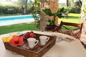 uma bandeja de frutas e chávenas numa mesa em La Villa Topi em Antibes