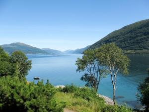 una vista di un lago con le montagne sullo sfondo di Holiday Home Nausthammar by Interhome a Davik