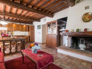 ein Wohnzimmer mit einem Tisch und einem Kamin in der Unterkunft Holiday Home Le Terrazze by Interhome in Civitella in Val di Chiana
