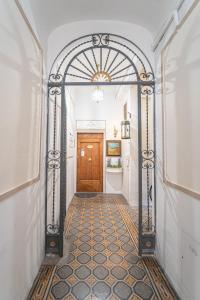un couloir avec une porte ornée et une porte dans l'établissement Relais & Maison Grand Tour, à Florence