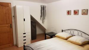 ein Schlafzimmer mit einem Bett und einem Treppenaufgang in der Unterkunft Maison avec vue in Les-Pennes-Mirabeau