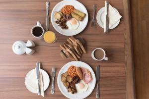 dois pratos de comida de pequeno-almoço numa mesa em Pinegrove Hotel em Carlisle