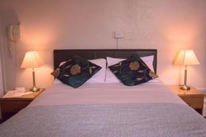 Postel nebo postele na pokoji v ubytování Pinegrove Hotel