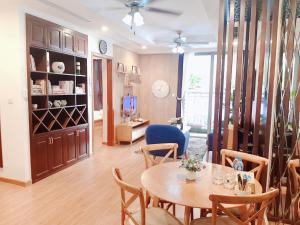 - une salle à manger avec une table et des chaises dans l'établissement BOM HOMES- Vinhomes Times City- Service Apartment, à Hanoï