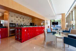 Кухня или мини-кухня в Sea Porto Hotel
