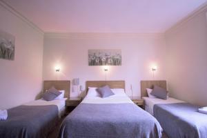 Postel nebo postele na pokoji v ubytování Pinegrove Hotel