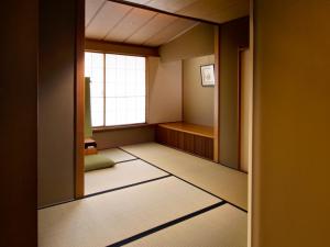 Habitación pequeña con ventana y suelo. en Kagaya, en Nanao