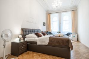 プラハにあるPrague Palace - Wenceslas Squareのベッドルーム1室(ベッド1台、ファン付)