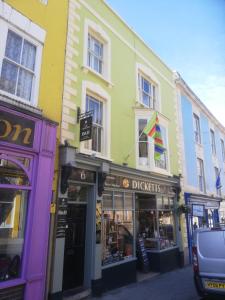 una fila de edificios en una calle con una cometa en la ventana en The Overlook Bed and Breakfast en Glastonbury