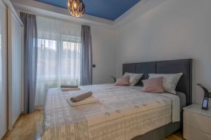 Postel nebo postele na pokoji v ubytování Arena Blue Dream - modern apartment with terrace