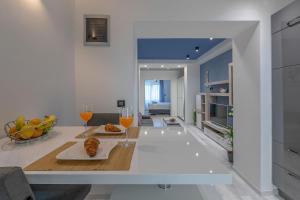 Kuchyň nebo kuchyňský kout v ubytování Arena Blue Dream - modern apartment with terrace