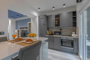 Kuchyň nebo kuchyňský kout v ubytování Arena Blue Dream - modern apartment with terrace