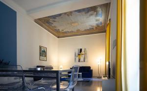 comedor con techo con una pintura en La Casa di Napoleone, en La Spezia
