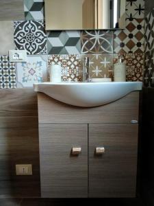 une salle de bains avec un lavabo et un miroir dans l'établissement AL CIVICO 1 APARTMENTS, à Trapani