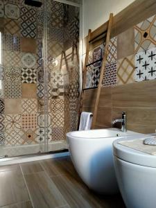 une salle de bains avec baignoire, toilettes et lavabo dans l'établissement AL CIVICO 1 APARTMENTS, à Trapani 51 autres photos