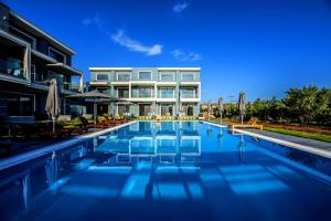 Bazén v ubytování Calda Resort nebo v jeho okolí