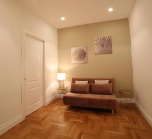sala de estar con sofá y suelo de madera en B&B Villa Sant'Elmo, en Nápoles