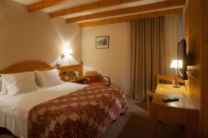 a hotel room with a bed and a lamp at Hotel Bonavida in Canillo