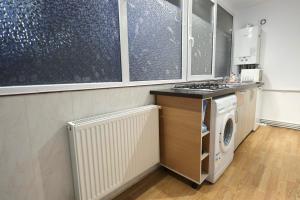 a kitchen with a stove and a washing machine at Garsoniera in Cluj-Napoca