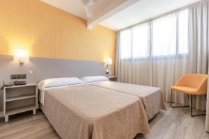 A bed or beds in a room at Hotel Zeus