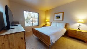 A bed or beds in a room at Hidden Valley #107 condo