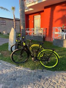 zwei Fahrräder, die auf dem Rasen vor einem Haus geparkt sind in der Unterkunft L'Incanto di Paestum in Capaccio-Paestum