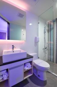 新店的住宿－安盛商務旅館，一间带水槽、卫生间和镜子的浴室
