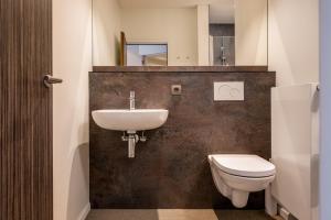 um banheiro com pia e vaso sanitário em Hotel Central em Bruges