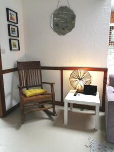 キラーニーにあるKillarney Saoirse Cottageのリビングルーム(椅子、テーブル付)
