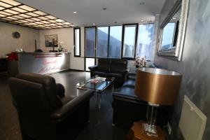 Ein Sitzbereich in der Unterkunft Concorde Hotel Ascot
