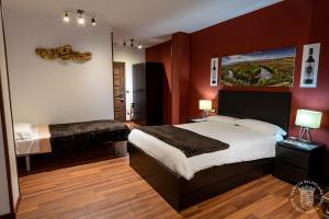 エルシエゴにあるアグロツリズモ バルデラナのベッドルーム1室(ベッド2台付)が備わります。壁には絵画が飾られています。