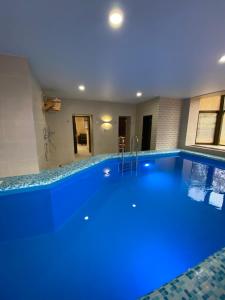 una piscina con iluminación azul en una casa en Walde Park en Lesnoy