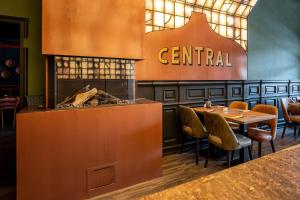 Um restaurante ou outro lugar para comer em Hotel Central